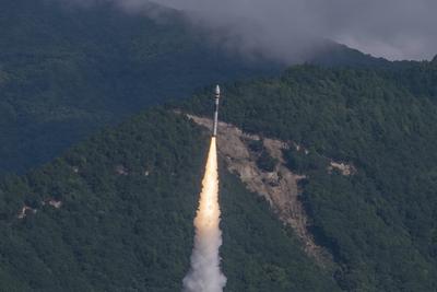 XICHANG, CHINA - JULY 31: A Kuaizhou-1A (KZ-1A) carrier rocket carrying the Pakistan Remote-Sensing Satellite (PRSS-1) b-stock-foto