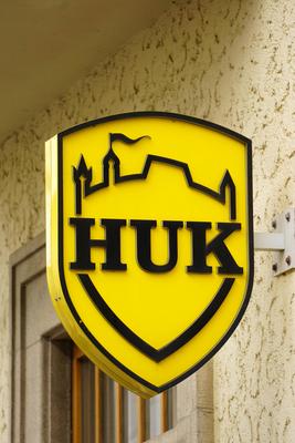 HUK-Coburg, KfZ-Versicherungen, Leuchtreklame mit Logo vor einer Filiale *** Huk Coburg, Motor vehicle Insurances, illum-stock-foto