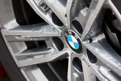 BMW Logo auf einem BMW Fahrzeug, Felge. Auf dem Logo und der Felge sind Wassertropfen. BMW am 12.07.2024 in Siegen/Deuts-stock-foto