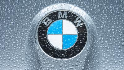 Das Logo des Autoherstellers BMW ist auf einem BMW M2 (G87) zu sehen, der im Regen stand. N?rburg Rheinland-Pfalz Deutsc-stock-foto