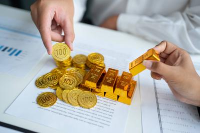 Goldbarren Gesch?ftsleute, die Gold anbieten Investitionen in Goldminenunternehmen oder Goldhandel an der B?rse Steigende Preise-stock-foto