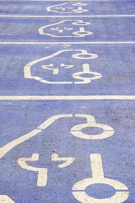 Vier Parkpl?tze f?r E-Autos zum Strom laden, Piktogramme *** four Parking spaces for e Cars to Electricity load, Pictogr-stock-foto