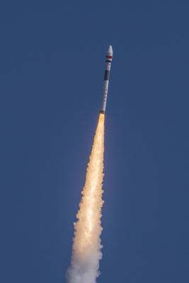 XICHANG, CHINA - JULY 31: A Kuaizhou-1A (KZ-1A) carrier rocket carrying the Pakistan Remote-Sensing Satellite (PRSS-1) b-stock-foto