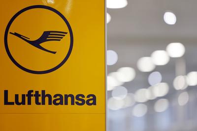 Eine Werbung f?r Lufthansa am K?ln Bonn Airport. Die Lufthansa AG betreibt unter der Marke Deutsche Lufthansa, auch Luft-stock-foto