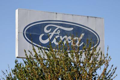 Das Logo des Autobauers Ford an seinem Standort in K?ln, wo am Montagmorgen der erste regul?re Streik seit Werksgr?ndung stattfand. Bei Ford in Deutschland geht derweil der Personalabbau weiter: Der US-Autobauer will bis Ende 2027 in Deutschland 2.900 S-stock-foto