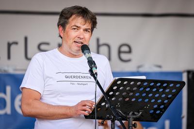 Querdenken Demonstration Karlsruhe am 03.06.2021 in Karlsruhe (G?nther Klotz Anlage), Germany Michael Ballweg h?lt seine-stock-foto