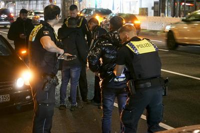abtv Vermisstes 14jaehriges Maedchen fluechtet aus einem PKW in dem sie vorher mit 2 Maennern war,beide M?nner wurden zur Polizeiwache gebracht 31.Juli .2025 Hamburg - Wandsbek Am Mittwoch abend gegen ca. 23:00 Uhr wurden die Polizei und der Rettungsdienst zur Wandsbeker Marktstrasse gerufen. Dort soll laut Zeugenaussagen ein vermisstes 14J?hriges M?dchen Wurde von der Polizei vor Ort best?tigt aus einem Mercedes gefl?chtet sein in dem sich zwei junge M?nner befanden. Laut Zeugenaussagen von Personen die sich vor der Apotheke befanden soll die Frau angegeben haben sich angeblich nicht freiwillig bei den M?nnern im Wagen aufgehalten zu hat. Die Frau wurde lange vor Ort im RTW behandelt und anschlie?end in Begleitung eines Notarztes-stock-foto