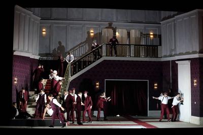 Ensemble während der Fotoprobe für Hamlet in der Komischen Oper Berlin, 12. April 2023. // Oper in fünf Akten von Ambroi-stock-foto