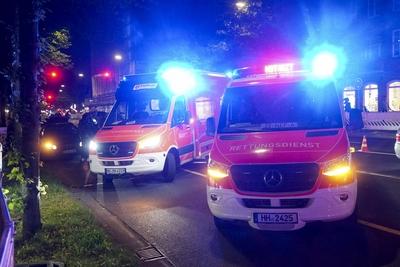 abtv Vermisstes 14jaehriges Maedchen fluechtet aus einem PKW in dem sie vorher mit 2 Maennern war,beide M?nner wurden zur Polizeiwache gebracht 31.Juli .2025 Hamburg - Wandsbek Am Mittwoch abend gegen ca. 23:00 Uhr wurden die Polizei und der Rettungsdienst zur Wandsbeker Marktstrasse gerufen. Dort soll laut Zeugenaussagen ein vermisstes 14J?hriges M?dchen Wurde von der Polizei vor Ort best?tigt aus einem Mercedes gefl?chtet sein in dem sich zwei junge M?nner befanden. Laut Zeugenaussagen von Personen die sich vor der Apotheke befanden soll die Frau angegeben haben sich angeblich nicht freiwillig bei den M?nnern im Wagen aufgehalten zu hat. Die Frau wurde lange vor Ort im RTW behandelt und anschlie?end in Begleitung eines Notarztes-stock-foto