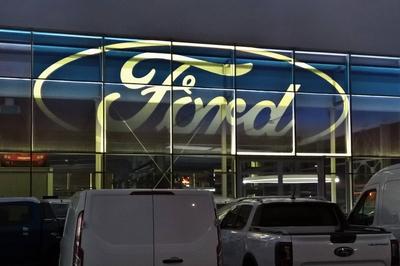 Ford Autohaus, KFZ Handel mit Auto-Werkstatt. Die Ford-Werke GmbH ist eine Tochtergesellschaft der US-amerikanischen For-stock-foto