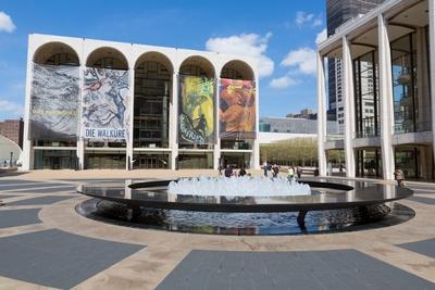 Bildnummer: 59553945  Datum: 22.04.2013  Copyright: imago/R?diger W?lk USA, New York, NY: Metropolitan Opera, Banner an der Fassade werben f?r den Ring des Nibelungen. Im Wagner-Jahr wird an der MET der Ring aufgef?hrt. Das Rheingold, Die Walk?re, Siegfried, G?tterd?mmerung Reisen USA Geb?ude xdp x0x 2013 quer America Au?enaufnahme Geb?ude Kultur Lincoln Center Manhattan Metropolitan Opera NY NYC New York New York City North America Oper Opernhaus Theater U.S. US USA United States United States of America reisen  59553945 Date 22 04 2013 Copyright Imago R?diger W?lk USA New York NY Metropolitan Opera Banner to the Facade Advertising for the Ring the Nibelungen in Wagner Year will to the Met the Ring listed the Rheingold the Walk?re Siegfried G?tterd?mmerung Travel USA Building XDP x0x 2013 horizontal America Outside view Building Culture Lincoln Center Manhattan Metropolitan Opera NY NYC New York New York City North America Opera Opera House Theatre U S U.S. USA United States United States of America Travel-stock-foto