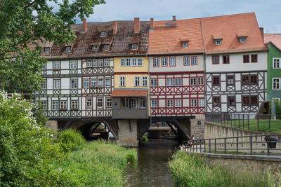 Blick auf die Kr?merbr?cke in Erfurt ? das ber?hmteste Wahrzeichen der Stadt und einzige vollst?ndig bebaute und bewohnte Br?cke n?rdlich der Alpen. *** View of the Kr?merbr?cke in Erfurt - the city's most famous landmark and the only completely built-up and inhabited bridge north of the Alps.-stock-foto