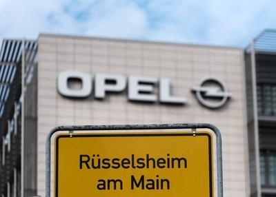 Feature Opel 19.02.2017, R?sselsheim: Feature, Logo, Brand, Opel. Stra?enschild R?sselsheim am Main vor dem Opel Logo R-stock-foto