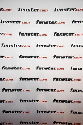 abb Fotowand mit dem Logos der Firma Fenster.com bei der Vorstellung der 5.neuen Werbespots Gute Fenster - Gute Nachbarschaft von Fenster.com im Hotel Adlon am 31.Juli 2025 in Berlin Berlin Deutschland *** abb Photo wall with the logos of the company Fenster com at the presentation of the 5 new commercials Gute Fenster Gute Nachbarschaft by Fenster com at the Hotel Adlon on July 31, 2025 in Berlin Berlin Germany-stock-foto