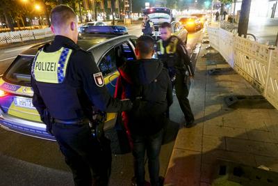 abtv Vermisstes 14jaehriges Maedchen fluechtet aus einem PKW in dem sie vorher mit 2 Maennern war,beide M?nner wurden zur Polizeiwache gebracht 31.Juli .2025 Hamburg - Wandsbek Am Mittwoch abend gegen ca. 23:00 Uhr wurden die Polizei und der Rettungsdienst zur Wandsbeker Marktstrasse gerufen. Dort soll laut Zeugenaussagen ein vermisstes 14J?hriges M?dchen Wurde von der Polizei vor Ort best?tigt aus einem Mercedes gefl?chtet sein in dem sich zwei junge M?nner befanden. Laut Zeugenaussagen von Personen die sich vor der Apotheke befanden soll die Frau angegeben haben sich angeblich nicht freiwillig bei den M?nnern im Wagen aufgehalten zu hat. Die Frau wurde lange vor Ort im RTW behandelt und anschlie?end in Begleitung eines Notarztes-stock-foto