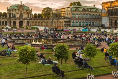 News Bilder des Tages Zwinger Open Air Zwinger Open Air: Staatskapelle Dresden ?bertr?gt Sonderkonzert aus der Semperope-stock-foto