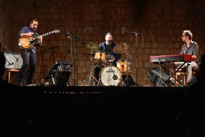 Croatia, Vis, 300725. The world-famous Jonathan Kreisberg Organ Trio performed in the museum - fortress of Batarija in t-stock-foto
