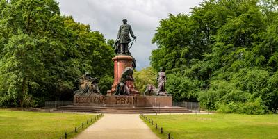 News Bilder des Tages  Bismarck-Nationaldenkmal mit Farbe beschmiert, Das Bismarck-Nationaldenkmal im Tiergarten, ist v-stock-photo