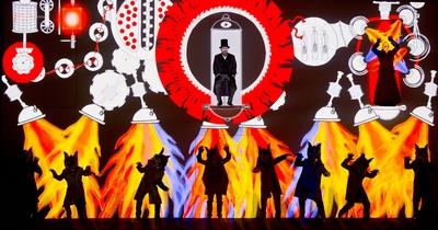 94/ Oper: DIE ZAUBERFLOETE, SARASTRO Christof Fischesser und MONOSTATOS Tansel Akzeybek in der Berliner Komische Oper am-stock-foto