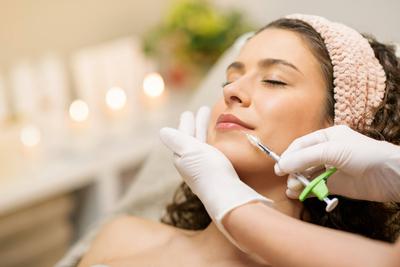 kosmetikerin,lip filler,lippen aufspritzen,kosmetikerinnen *** beautician,beauticians 3ro-i2k ,model released, Symbolfot-stock-foto
