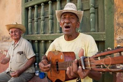 Trinidad Strassenmusiker mit kubanischer Tres in der Altstadt von Trinidad, Kuba, Karibik street musicians with Cuban Tr-stock-foto