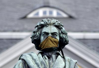 DEU , DEUTSCHLAND : Waehrend der Corona-Krise / Corona-Pandemie traegt auch die Beethoven-Statue in Bonn einen Mundschu-stock-foto