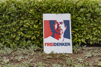 Free Michael - jetzt also auch international verst?ndlich - fordert die Querdenker-Bewegung. Der Querdenken-Gr?nder Mich-stock-foto
