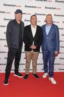 abb Boris Becker mit Stefan Effenberg CEO Phillip Neuffer von fenster com bei der Vorstellung der 5.neuen Werbespots Gute Fenster - Gute Nachbarschaft von Fenster.com im Hotel Adlon am 31.Juli 2025 in Berlin Berlin Deutschland *** abb Boris Becker with Stefan Effenberg CEO Phillip Neuffer of fenster com at the presentation of the 5 new commercials Gute Fenster Gute Nachbarschaft by Fenster com at the Hotel Adlon on July 31, 2025 in Berlin Berlin Germany-stock-foto