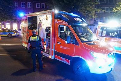 abtv Vermisstes 14jaehriges Maedchen fluechtet aus einem PKW in dem sie vorher mit 2 Maennern war,beide M?nner wurden zur Polizeiwache gebracht 31.Juli .2025 Hamburg - Wandsbek Am Mittwoch abend gegen ca. 23:00 Uhr wurden die Polizei und der Rettungsdienst zur Wandsbeker Marktstrasse gerufen. Dort soll laut Zeugenaussagen ein vermisstes 14J?hriges M?dchen Wurde von der Polizei vor Ort best?tigt aus einem Mercedes gefl?chtet sein in dem sich zwei junge M?nner befanden. Laut Zeugenaussagen von Personen die sich vor der Apotheke befanden soll die Frau angegeben haben sich angeblich nicht freiwillig bei den M?nnern im Wagen aufgehalten zu hat. Die Frau wurde lange vor Ort im RTW behandelt und anschlie?end in Begleitung eines Notarztes-stock-foto