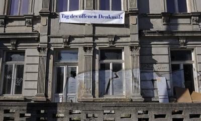Tag des offenen Denkmals - Banner an einem verfallenem Wohnhaus in Altenburg, Th?ringen-stock-foto