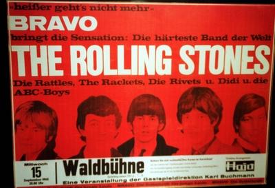 1/ Geschenk?bergabe 98: das PLAKAT; Die Rolling Stones bekamen von Peter Schwenkow je ein Plakat vom Waldb?hnenkonzert-stock-foto