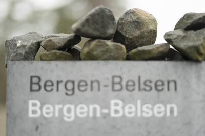 Gedenkst?tte Bergen Belsen nach j?discher Friedhofstradition liegen Gedenksteine der Ewigkeit auf Ge-stock-foto
