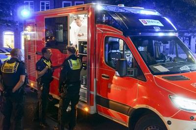 abtv Vermisstes 14jaehriges Maedchen fluechtet aus einem PKW in dem sie vorher mit 2 Maennern war,beide M?nner wurden zur Polizeiwache gebracht 31.Juli .2025 Hamburg - Wandsbek Am Mittwoch abend gegen ca. 23:00 Uhr wurden die Polizei und der Rettungsdienst zur Wandsbeker Marktstrasse gerufen. Dort soll laut Zeugenaussagen ein vermisstes 14J?hriges M?dchen Wurde von der Polizei vor Ort best?tigt aus einem Mercedes gefl?chtet sein in dem sich zwei junge M?nner befanden. Laut Zeugenaussagen von Personen die sich vor der Apotheke befanden soll die Frau angegeben haben sich angeblich nicht freiwillig bei den M?nnern im Wagen aufgehalten zu hat. Die Frau wurde lange vor Ort im RTW behandelt und anschlie?end in Begleitung eines Notarztes-stock-foto