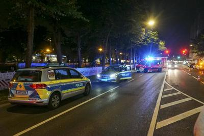 abtv Vermisstes 14jaehriges Maedchen fluechtet aus einem PKW in dem sie vorher mit 2 Maennern war,beide M?nner wurden zur Polizeiwache gebracht 31.Juli .2025 Hamburg - Wandsbek Am Mittwoch abend gegen ca. 23:00 Uhr wurden die Polizei und der Rettungsdienst zur Wandsbeker Marktstrasse gerufen. Dort soll laut Zeugenaussagen ein vermisstes 14J?hriges M?dchen Wurde von der Polizei vor Ort best?tigt aus einem Mercedes gefl?chtet sein in dem sich zwei junge M?nner befanden. Laut Zeugenaussagen von Personen die sich vor der Apotheke befanden soll die Frau angegeben haben sich angeblich nicht freiwillig bei den M?nnern im Wagen aufgehalten zu hat. Die Frau wurde lange vor Ort im RTW behandelt und anschlie?end in Begleitung eines Notarztes-stock-foto