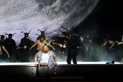 Rene Pape (als Sir John Falstaff), vorn, und Ensemble w?hrend der Fotoprobe zu Die lustigen Weiber von Windsor in der S-stock-foto