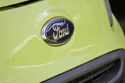 Ford Motor Company, Autohersteller, Firmenlogo an einem hellgr?nen Auto *** Ford Engine Company, Car manufacturer, Compa-stock-foto