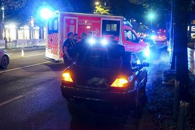 abtv Vermisstes 14jaehriges Maedchen fluechtet aus einem PKW in dem sie vorher mit 2 Maennern war,beide M?nner wurden zur Polizeiwache gebracht 31.Juli .2025 Hamburg - Wandsbek Am Mittwoch abend gegen ca. 23:00 Uhr wurden die Polizei und der Rettungsdienst zur Wandsbeker Marktstrasse gerufen. Dort soll laut Zeugenaussagen ein vermisstes 14J?hriges M?dchen Wurde von der Polizei vor Ort best?tigt aus einem Mercedes gefl?chtet sein in dem sich zwei junge M?nner befanden. Laut Zeugenaussagen von Personen die sich vor der Apotheke befanden soll die Frau angegeben haben sich angeblich nicht freiwillig bei den M?nnern im Wagen aufgehalten zu hat. Die Frau wurde lange vor Ort im RTW behandelt und anschlie?end in Begleitung eines Notarztes-stock-foto