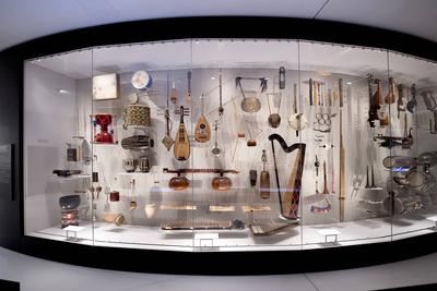 Humboldt Forum, Ethnological Collections DEU, Deutschland, Germany, Berlin, 20.09.2021 Vitrine mit Musikinstrumenten zum-stock-foto
