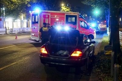 abtv Vermisstes 14jaehriges Maedchen fluechtet aus einem PKW in dem sie vorher mit 2 Maennern war,beide M?nner wurden zur Polizeiwache gebracht 31.Juli .2025 Hamburg - Wandsbek Am Mittwoch abend gegen ca. 23:00 Uhr wurden die Polizei und der Rettungsdienst zur Wandsbeker Marktstrasse gerufen. Dort soll laut Zeugenaussagen ein vermisstes 14J?hriges M?dchen Wurde von der Polizei vor Ort best?tigt aus einem Mercedes gefl?chtet sein in dem sich zwei junge M?nner befanden. Laut Zeugenaussagen von Personen die sich vor der Apotheke befanden soll die Frau angegeben haben sich angeblich nicht freiwillig bei den M?nnern im Wagen aufgehalten zu hat. Die Frau wurde lange vor Ort im RTW behandelt und anschlie?end in Begleitung eines Notarztes-stock-foto