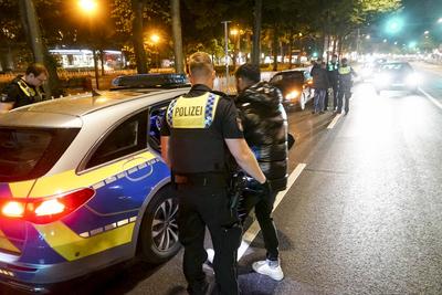 abtv Vermisstes 14jaehriges Maedchen fluechtet aus einem PKW in dem sie vorher mit 2 Maennern war,beide M?nner wurden zur Polizeiwache gebracht 31.Juli .2025 Hamburg - Wandsbek Am Mittwoch abend gegen ca. 23:00 Uhr wurden die Polizei und der Rettungsdienst zur Wandsbeker Marktstrasse gerufen. Dort soll laut Zeugenaussagen ein vermisstes 14J?hriges M?dchen Wurde von der Polizei vor Ort best?tigt aus einem Mercedes gefl?chtet sein in dem sich zwei junge M?nner befanden. Laut Zeugenaussagen von Personen die sich vor der Apotheke befanden soll die Frau angegeben haben sich angeblich nicht freiwillig bei den M?nnern im Wagen aufgehalten zu hat. Die Frau wurde lange vor Ort im RTW behandelt und anschlie?end in Begleitung eines Notarztes-stock-foto