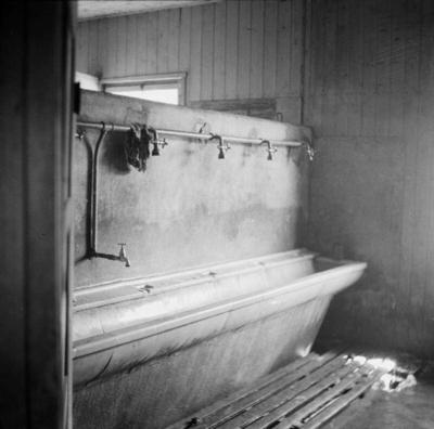 The Liberation of Bergen-belsen Concentration Camp, April 1945 The shed used as a washroom by children infected by typhu-stock-foto