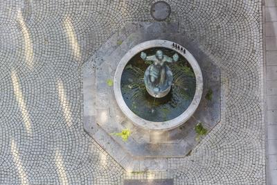 DEU, Deutschland, Stuttgart, 11.09.2016 - Sparkassenbrunnen in Stuttgart von Professor Alfred Loercher. Inschrift: Ernt-stock-foto