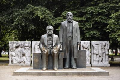 24.06.2020, Berlin, Deutschland - Foto: Das Denkmal von Karl Marx und Friedrich Engels, wurde 2010 wegen der Verlaenger-stock-foto