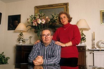 Journalistin Beate Klarsfeld mit Ehemann Serge Klarsfeld (Historiker) in ihrer Wohnung in Paris-stock-foto