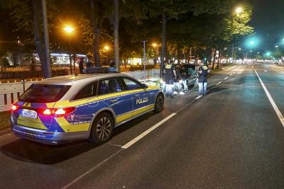 abtv Vermisstes 14jaehriges Maedchen fluechtet aus einem PKW in dem sie vorher mit 2 Maennern war,beide M?nner wurden zur Polizeiwache gebracht 31.Juli .2025 Hamburg - Wandsbek Am Mittwoch abend gegen ca. 23:00 Uhr wurden die Polizei und der Rettungsdienst zur Wandsbeker Marktstrasse gerufen. Dort soll laut Zeugenaussagen ein vermisstes 14J?hriges M?dchen Wurde von der Polizei vor Ort best?tigt aus einem Mercedes gefl?chtet sein in dem sich zwei junge M?nner befanden. Laut Zeugenaussagen von Personen die sich vor der Apotheke befanden soll die Frau angegeben haben sich angeblich nicht freiwillig bei den M?nnern im Wagen aufgehalten zu hat. Die Frau wurde lange vor Ort im RTW behandelt und anschlie?end in Begleitung eines Notarztes-stock-foto