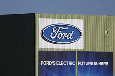Das Logo des Autobauers Ford an seinem Standort in K?ln, wo am Montagmorgen der erste regul?re Streik seit Werksgr?ndung stattfand. Bei Ford in Deutschland geht derweil der Personalabbau weiter: Der US-Autobauer will bis Ende 2027 in Deutschland 2.900-stock-foto