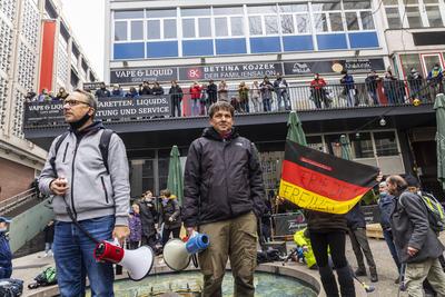 Trotz Verbot haben mehrere Hundert Gegner der Corona-Ma?nahmen in Stuttgart demonstriert. In der Innenstadt kam es trot-stock-photo