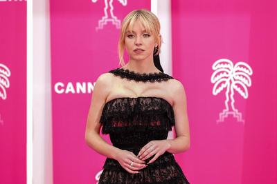 Sydney Sweeney CELEBRITES : Canneseries - Pink Carpet de la ceremonie d ouverture - Cannes - 01/04/2022 NorbertScanella-stock-photo