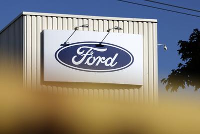 Das Logo des Autobauers Ford an seinem Standort in K?ln, wo am Montagmorgen der erste regul?re Streik seit Werksgr?ndung stattfand. Bei Ford in Deutschland geht derweil der Personalabbau weiter: Der US-Autobauer will bis Ende 2027 in Deutschland 2.900 S-stock-foto
