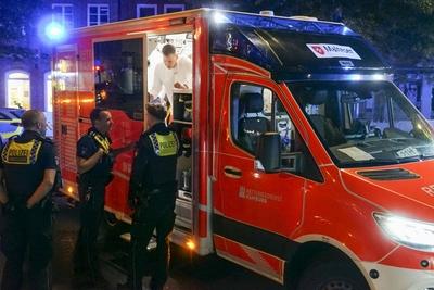 abtv Vermisstes 14jaehriges Maedchen fluechtet aus einem PKW in dem sie vorher mit 2 Maennern war,beide M?nner wurden zur Polizeiwache gebracht 31.Juli .2025 Hamburg - Wandsbek Am Mittwoch abend gegen ca. 23:00 Uhr wurden die Polizei und der Rettungsdienst zur Wandsbeker Marktstrasse gerufen. Dort soll laut Zeugenaussagen ein vermisstes 14J?hriges M?dchen Wurde von der Polizei vor Ort best?tigt aus einem Mercedes gefl?chtet sein in dem sich zwei junge M?nner befanden. Laut Zeugenaussagen von Personen die sich vor der Apotheke befanden soll die Frau angegeben haben sich angeblich nicht freiwillig bei den M?nnern im Wagen aufgehalten zu hat. Die Frau wurde lange vor Ort im RTW behandelt und anschlie?end in Begleitung eines Notarztes-stock-foto